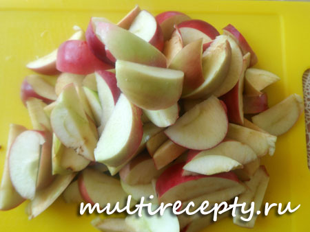 Шарлотка с яблоками и персиками в мультиварке