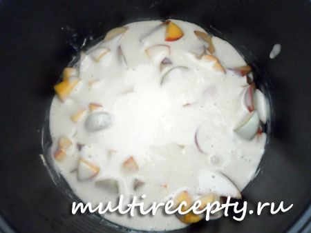 Рецепт шарлотки с персиками в мультиварке