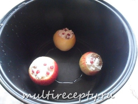 Яблоки с ягодами и творогом в мультиварке
