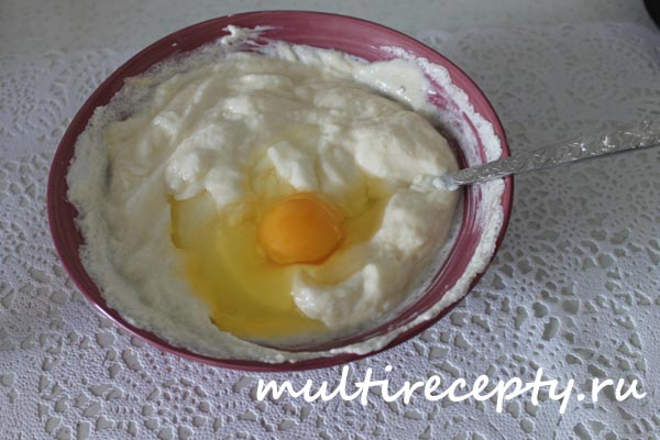 В сливочный сыр нужно добавить яйца, сахар, ванилин