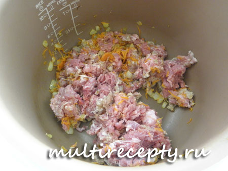 Мясной фарш для голубцов помещаем в мультиварку для приготовления вкусного блюда