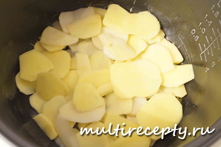 Добавить половину картофеля в чашу мультиварки