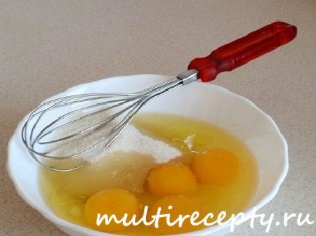Перетереть яйца с желтком для приготовления кулича